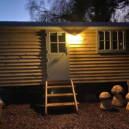 Chez Maurice Luxury Shepherds Hut With Bath And Hot Tub Kelling Exterior photo