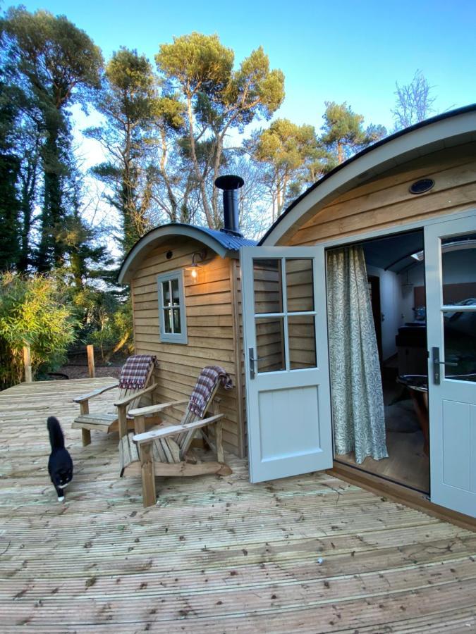 Chez Maurice Luxury Shepherds Hut With Bath And Hot Tub Kelling Exterior photo