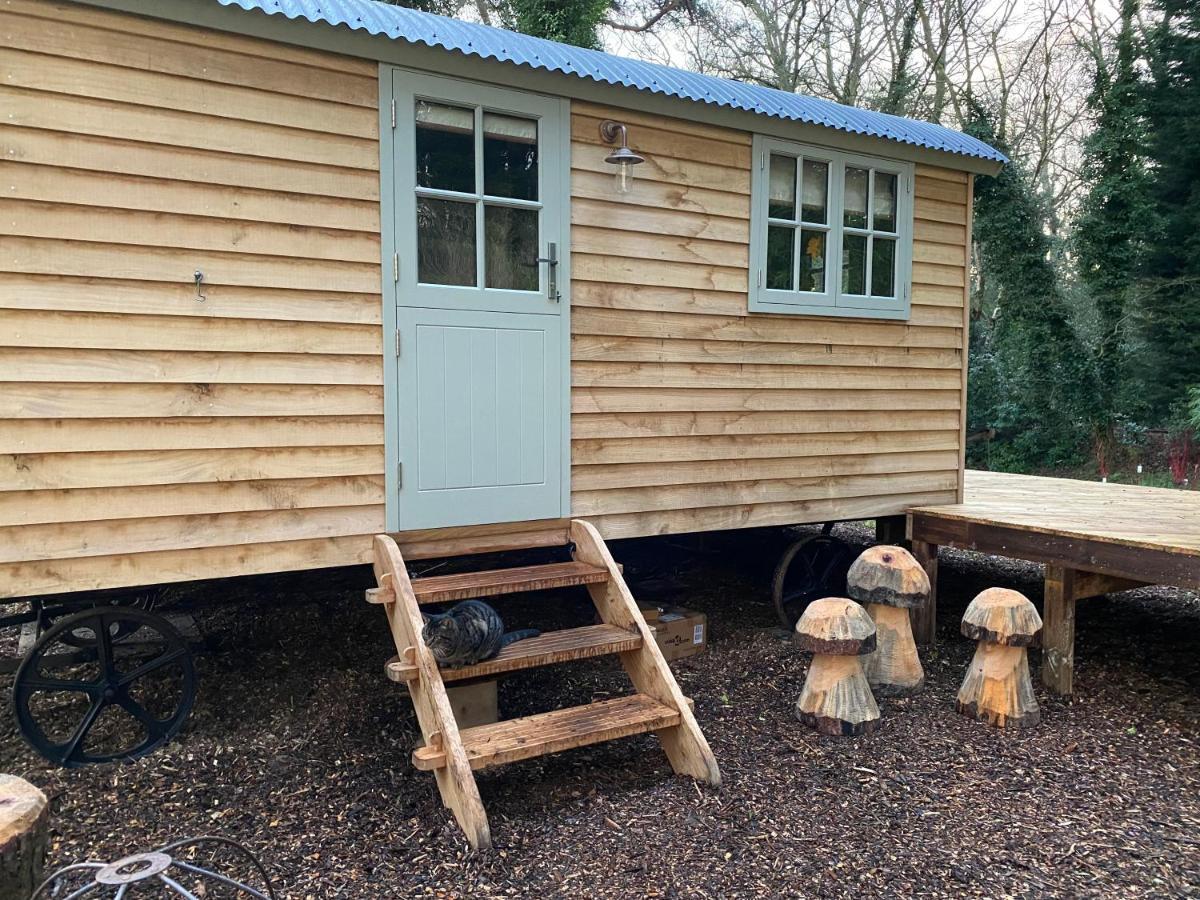 Chez Maurice Luxury Shepherds Hut With Bath And Hot Tub Kelling Exterior photo