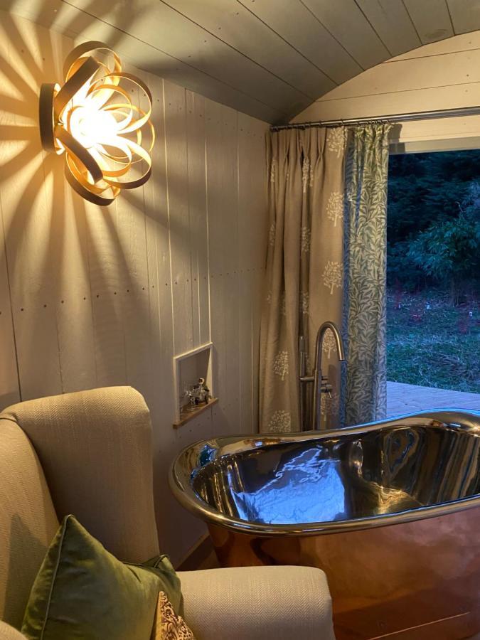 Chez Maurice Luxury Shepherds Hut With Bath And Hot Tub Kelling Exterior photo