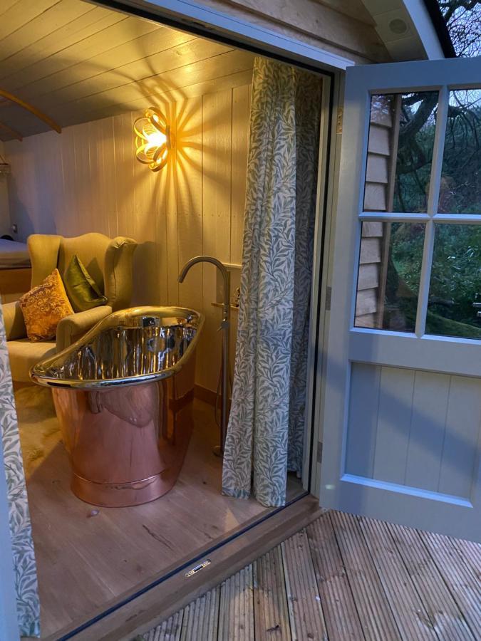 Chez Maurice Luxury Shepherds Hut With Bath And Hot Tub Kelling Exterior photo