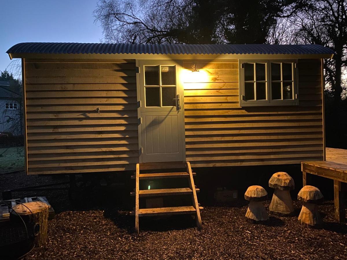 Chez Maurice Luxury Shepherds Hut With Bath And Hot Tub Kelling Exterior photo