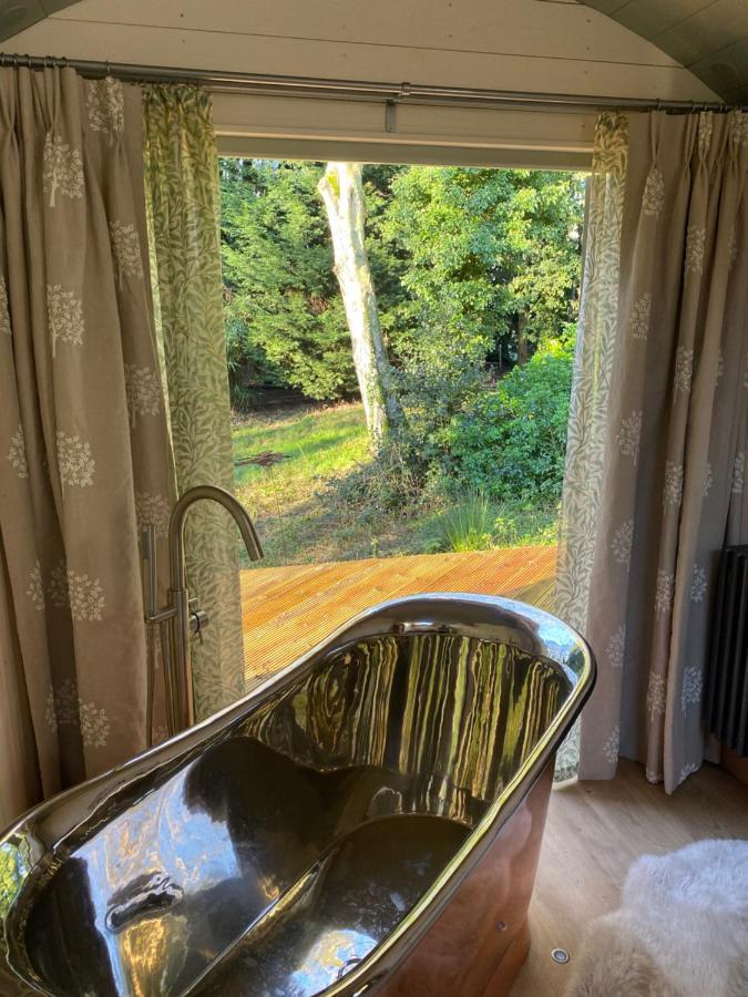 Chez Maurice Luxury Shepherds Hut With Bath And Hot Tub Kelling Exterior photo