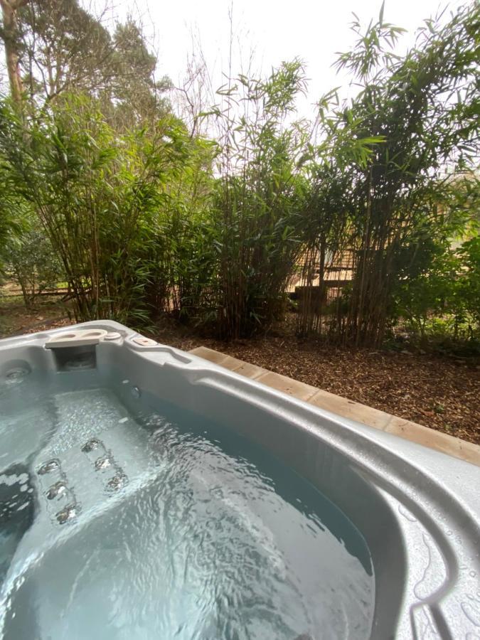 Chez Maurice Luxury Shepherds Hut With Bath And Hot Tub Kelling Exterior photo