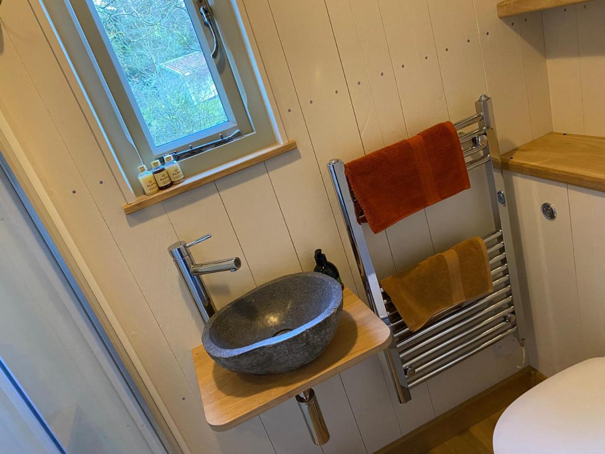 Chez Maurice Luxury Shepherds Hut With Bath And Hot Tub Kelling Exterior photo