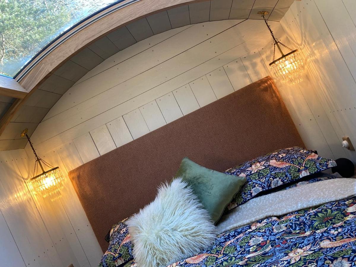 Chez Maurice Luxury Shepherds Hut With Bath And Hot Tub Kelling Exterior photo