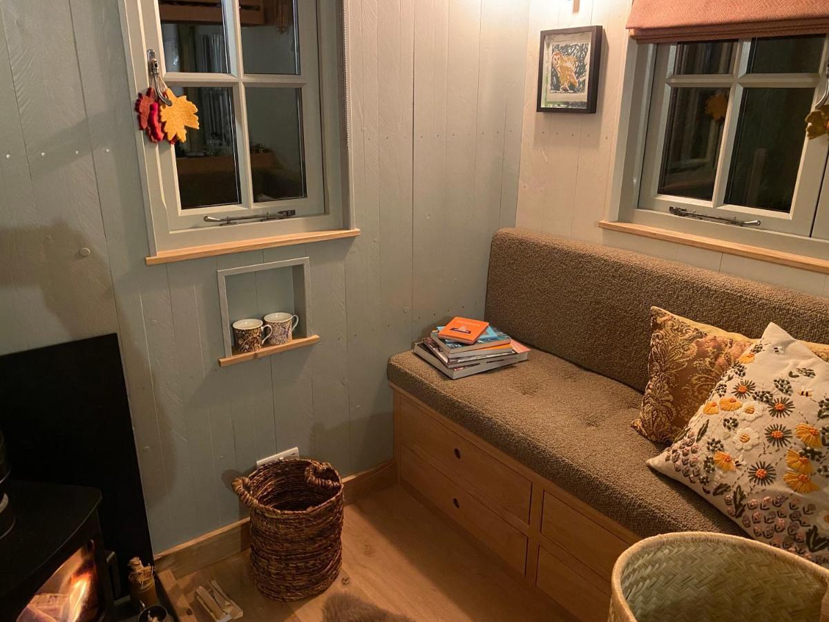 Chez Maurice Luxury Shepherds Hut With Bath And Hot Tub Kelling Exterior photo