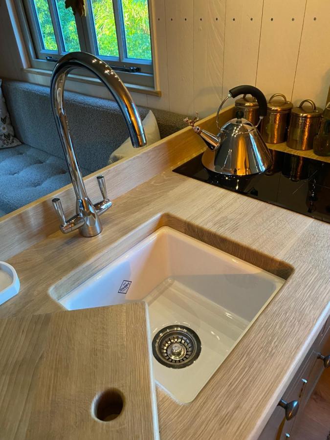 Chez Maurice Luxury Shepherds Hut With Bath And Hot Tub Kelling Exterior photo